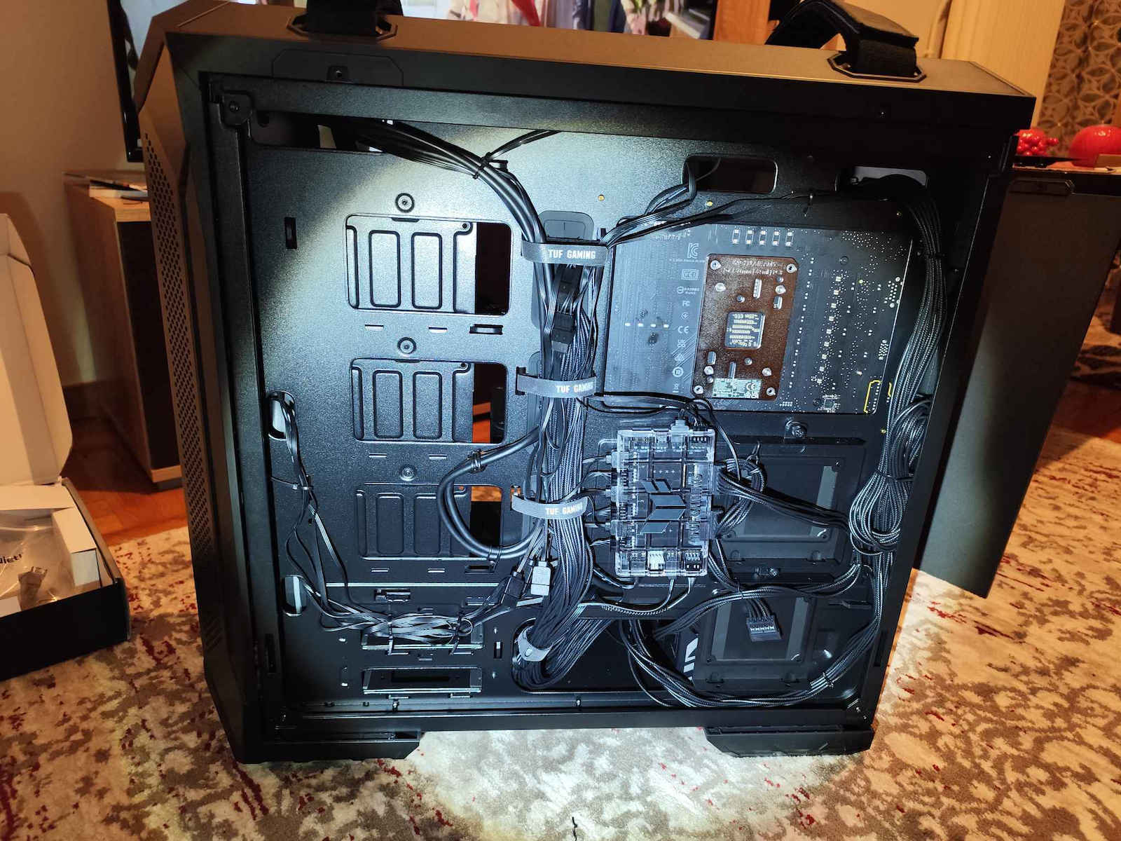 Asus TUF GT501 Gaming Midi Tower Κουτί Υπολογιστή με Πλαϊνό Παράθυρο και RGB Φωτισμό Μαύρο