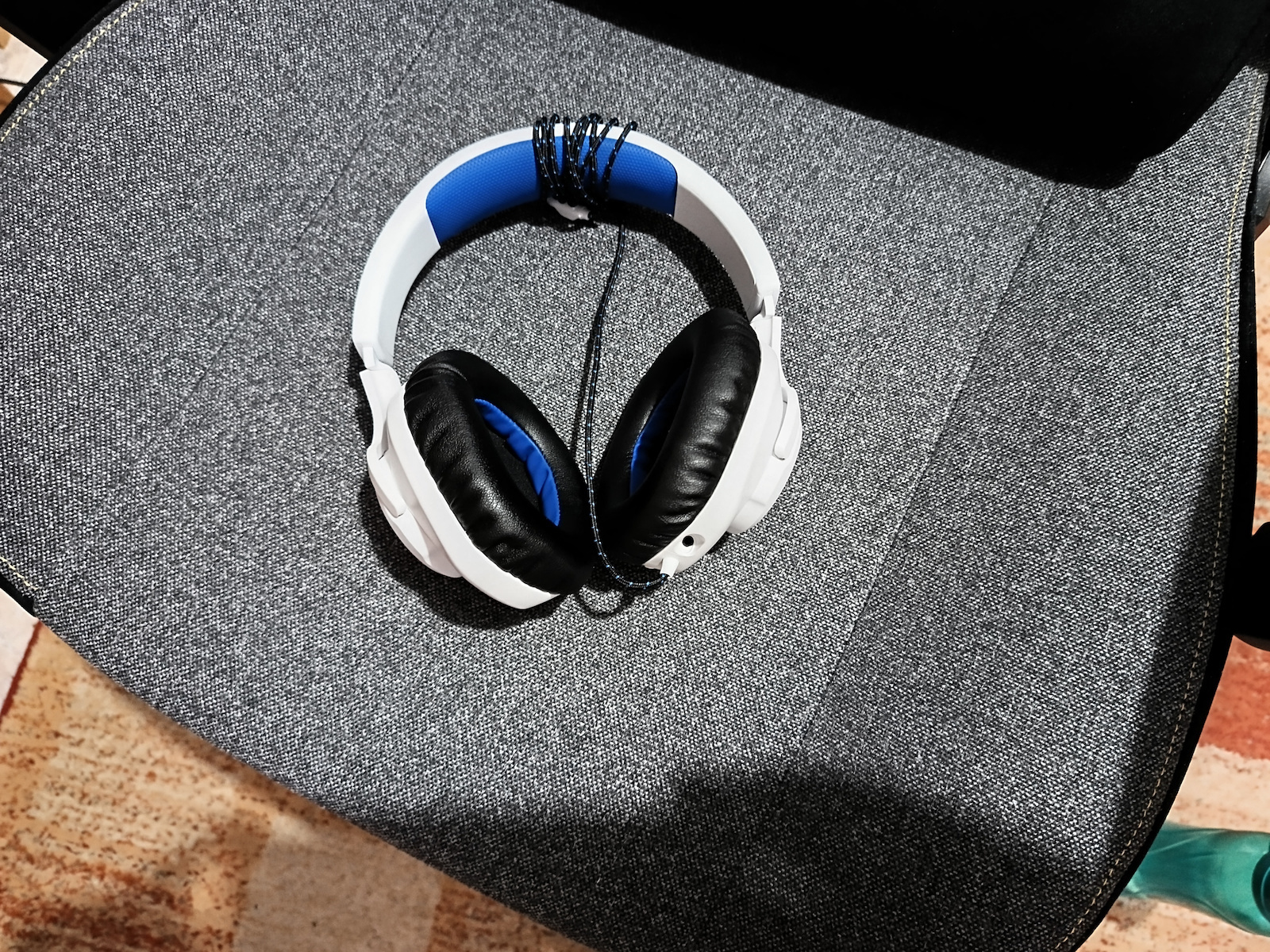 JBL Quantum 100P Over Ear Gaming Headset με σύνδεση 3.5mm Λευκό/Μπλέ for PS4 / PS5