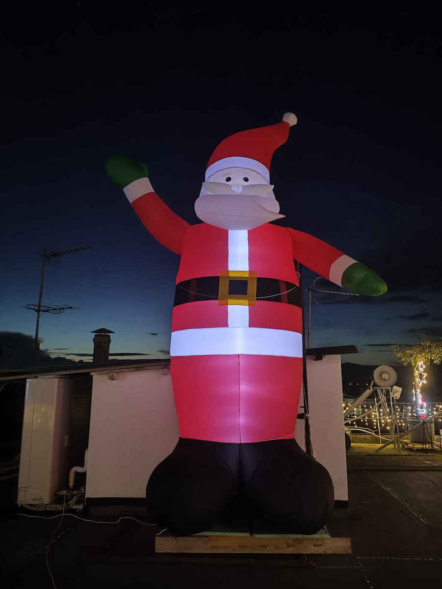 Outdoor Inflatable Illuminated Santa Claus Electric Red