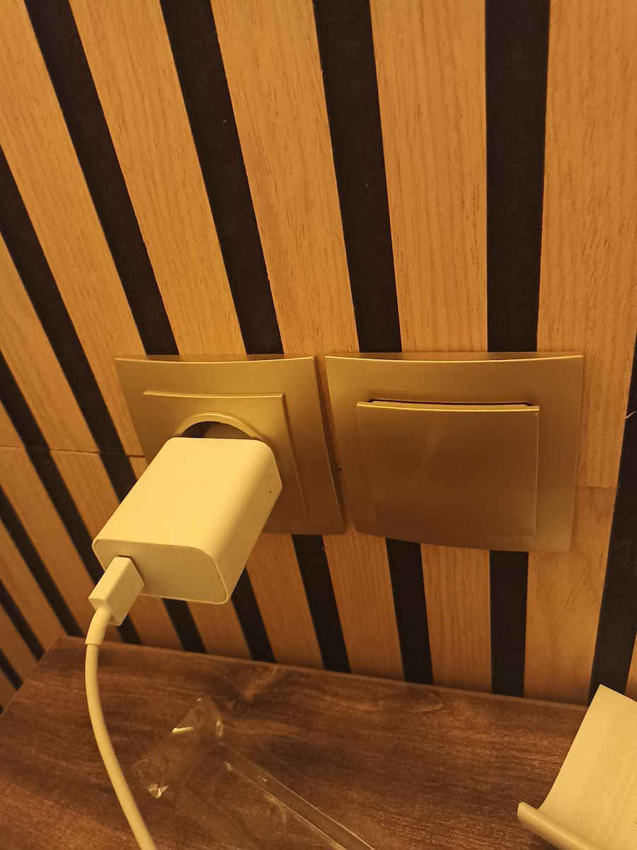 Geyer Nilson Single Flush Power Socket White
