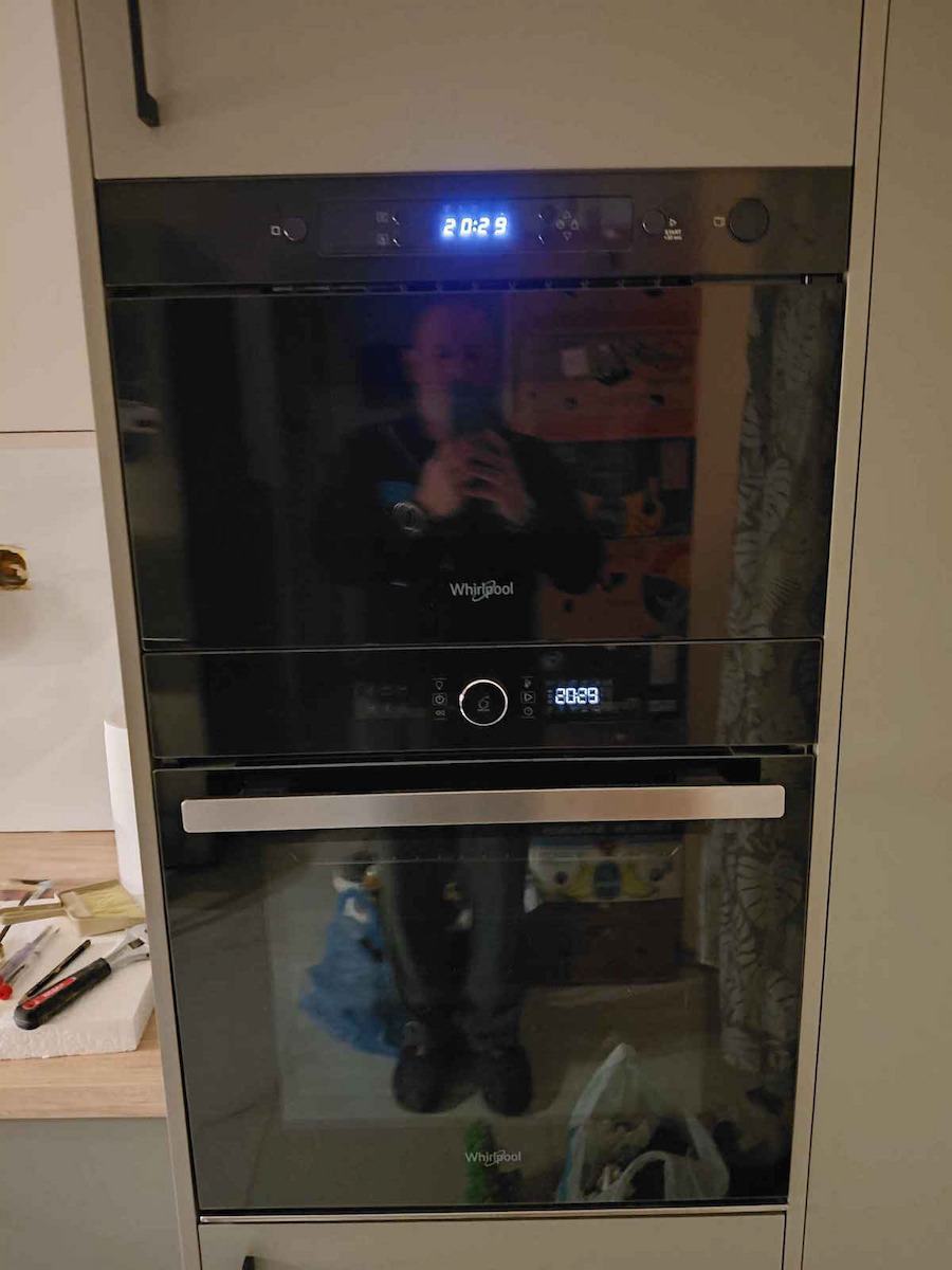 Whirlpool Over Counter Oven 73lt W59.5cm.