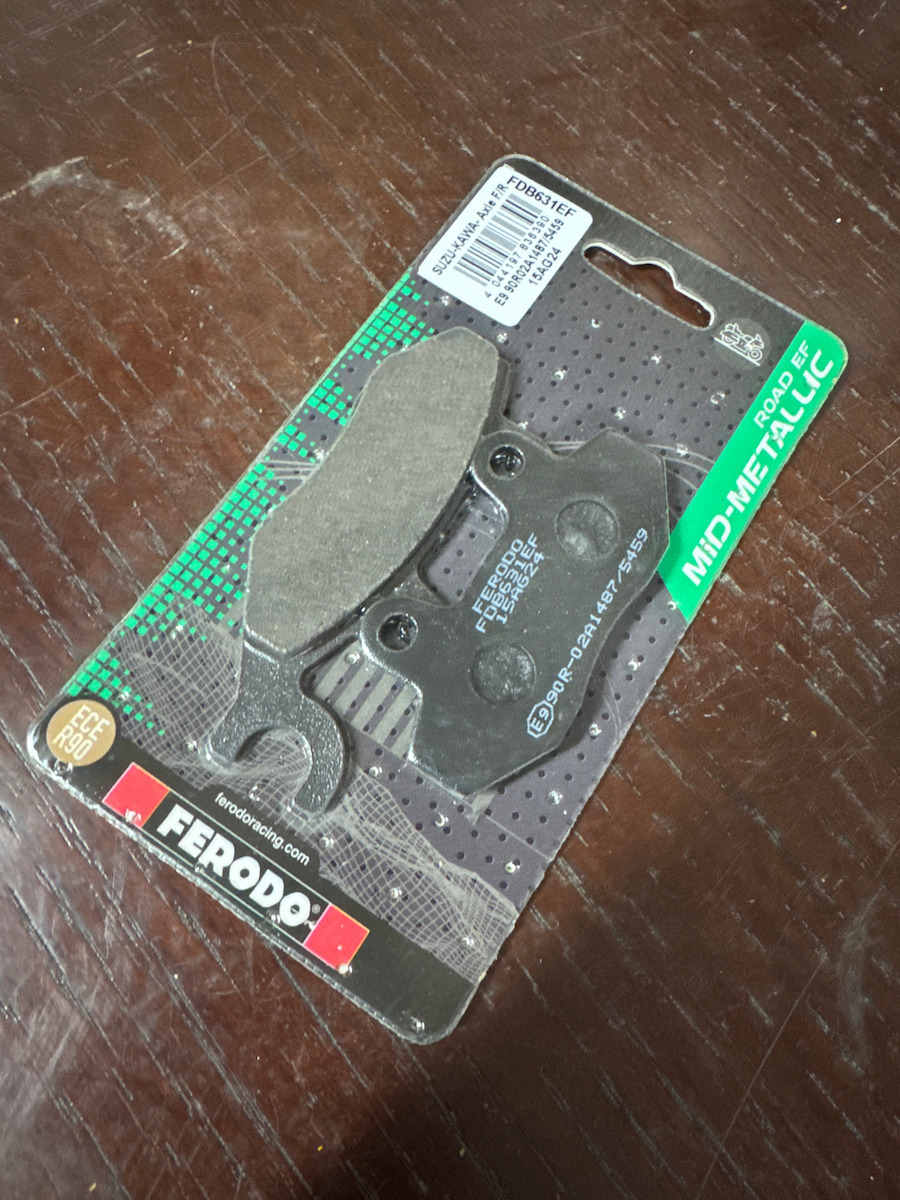 Ferodo Motorcycle Brake Pads Organic Front Brake Pads Piaggio / Honda / Yamaha / Suzuki for Kawasaki ZX 130 / KAZE R 115 / BN 125 / Ninja 250 R / Ninja 300 / Ninja 400 Modenas Kriss II / Kristar 125 / Kriss / X-CITE Triumph Speed Triple / Sprint / Tiger 1050 / Tiger 900 / Trident / Trophy Vespa SS