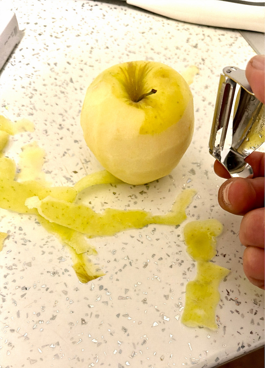 Victorinox Fruit & Vegetable Peeler/Cleaner made of Stainless Steel