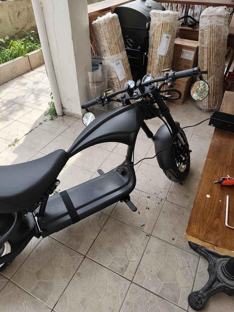 WheelnWater Scooter Electric Putere Motorului 2000W Autonomie 70km Culoare Neagră