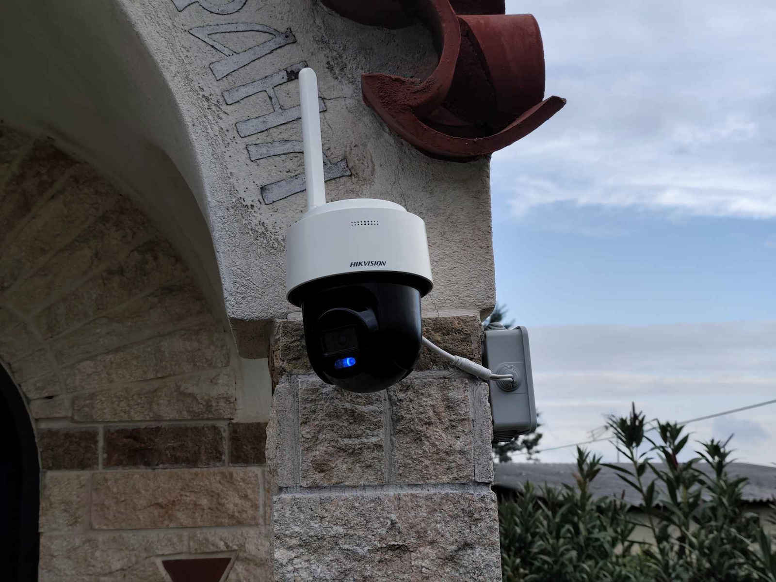 Hikvision DS-2DE2C400IWG/W(W) IP Cameră de Supraveghere Wi-Fi Full HD+ 4MP Rezistentă la apă cu Comunicare Bidirecțională și Lentilă 2.8mm