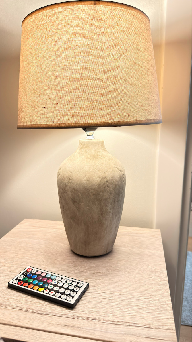 TnS Keramik Tischlampe mit Beige Schirm und Basis