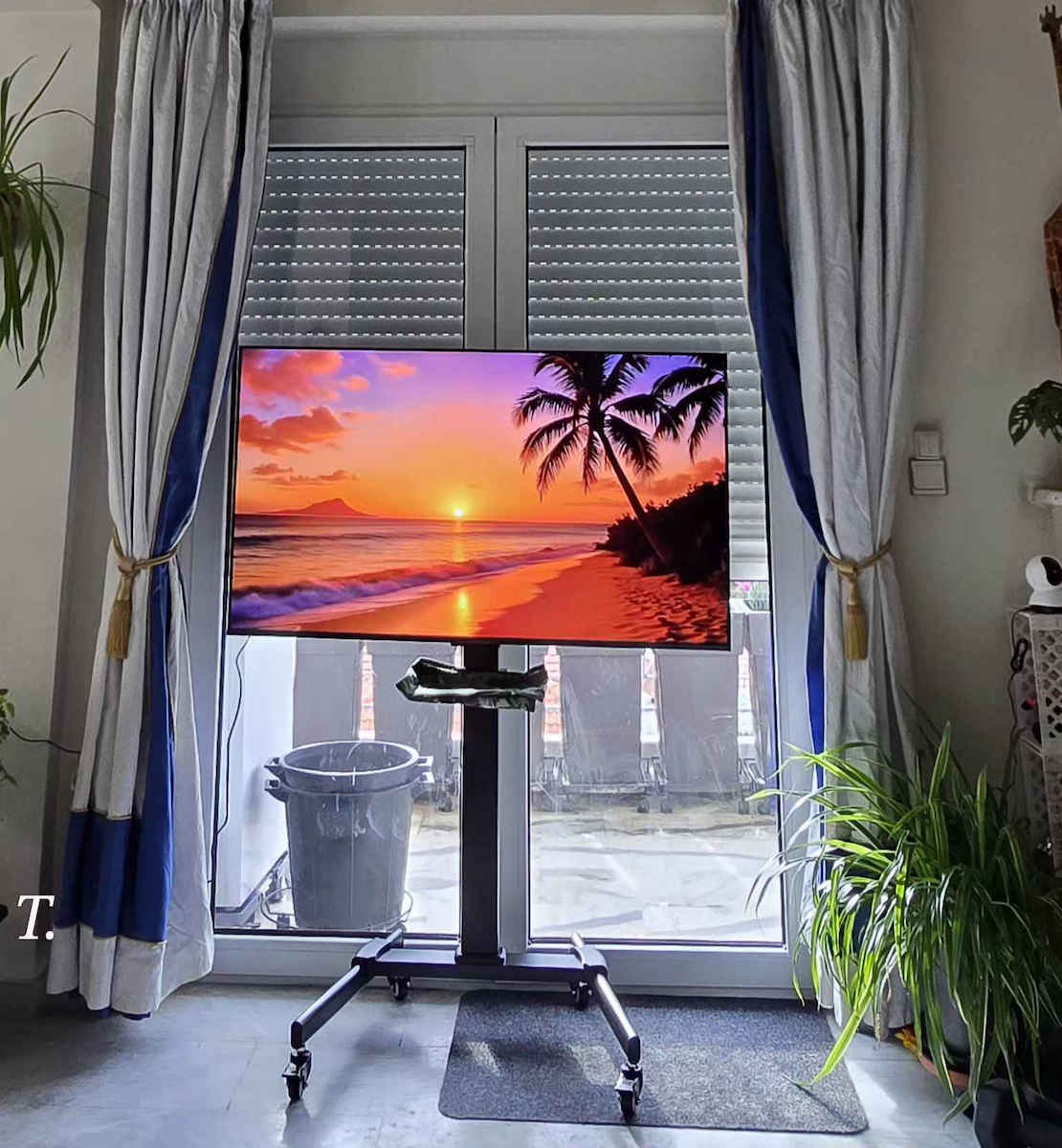 Lumi FS22-44TW FS22-44TW TV Mount Floor with Arm up to 55" and 35kg