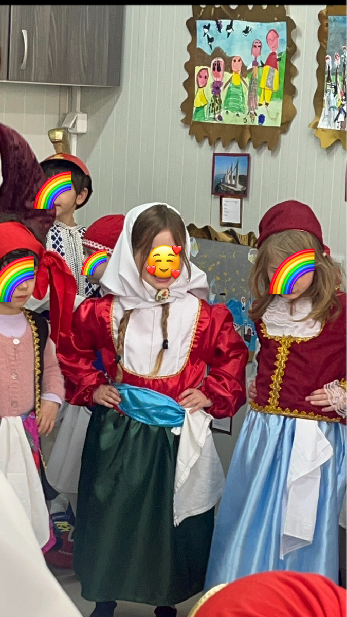 Traditionelles Kinderkostüm mit Schal