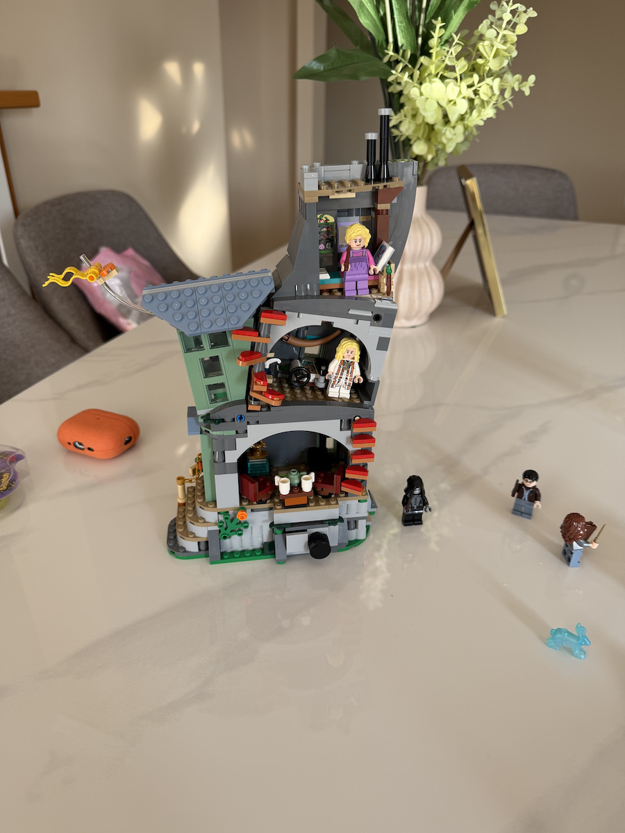 LEGO Harry Potter Luna Lovegood's House for 10+ Years 764 Pieces
