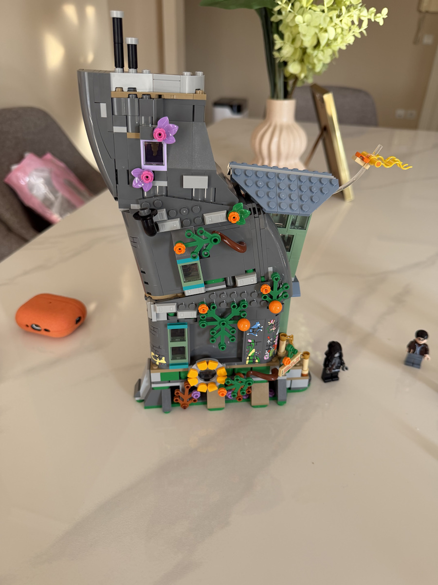 LEGO Harry Potter Luna Lovegood's House for 10+ Years 764 Pieces
