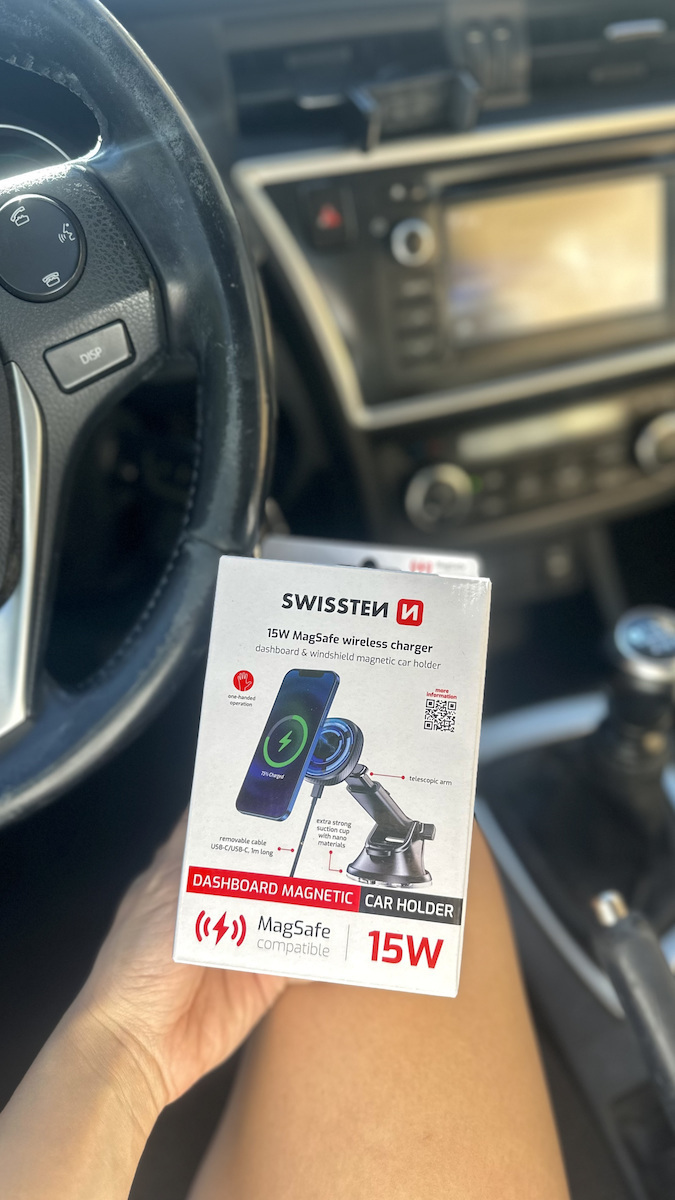Swissten Auto Handyhalterung mit Magnet und Kabelloses Laden Schwarz