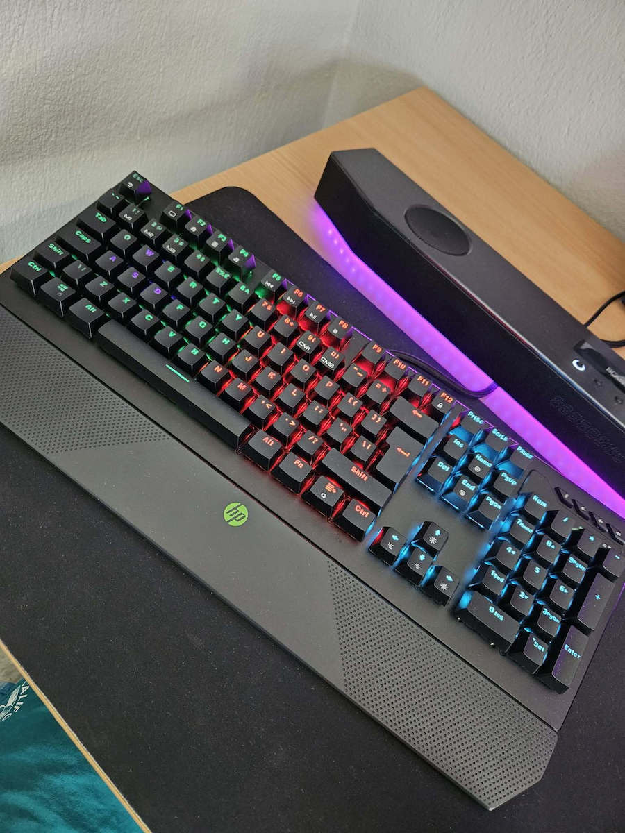 HP Pavilion 800 Gaming Mechanische Tastatur mit Benutzerdefiniertes Rot Schaltern und RGB-Beleuchtung (Englisch US)