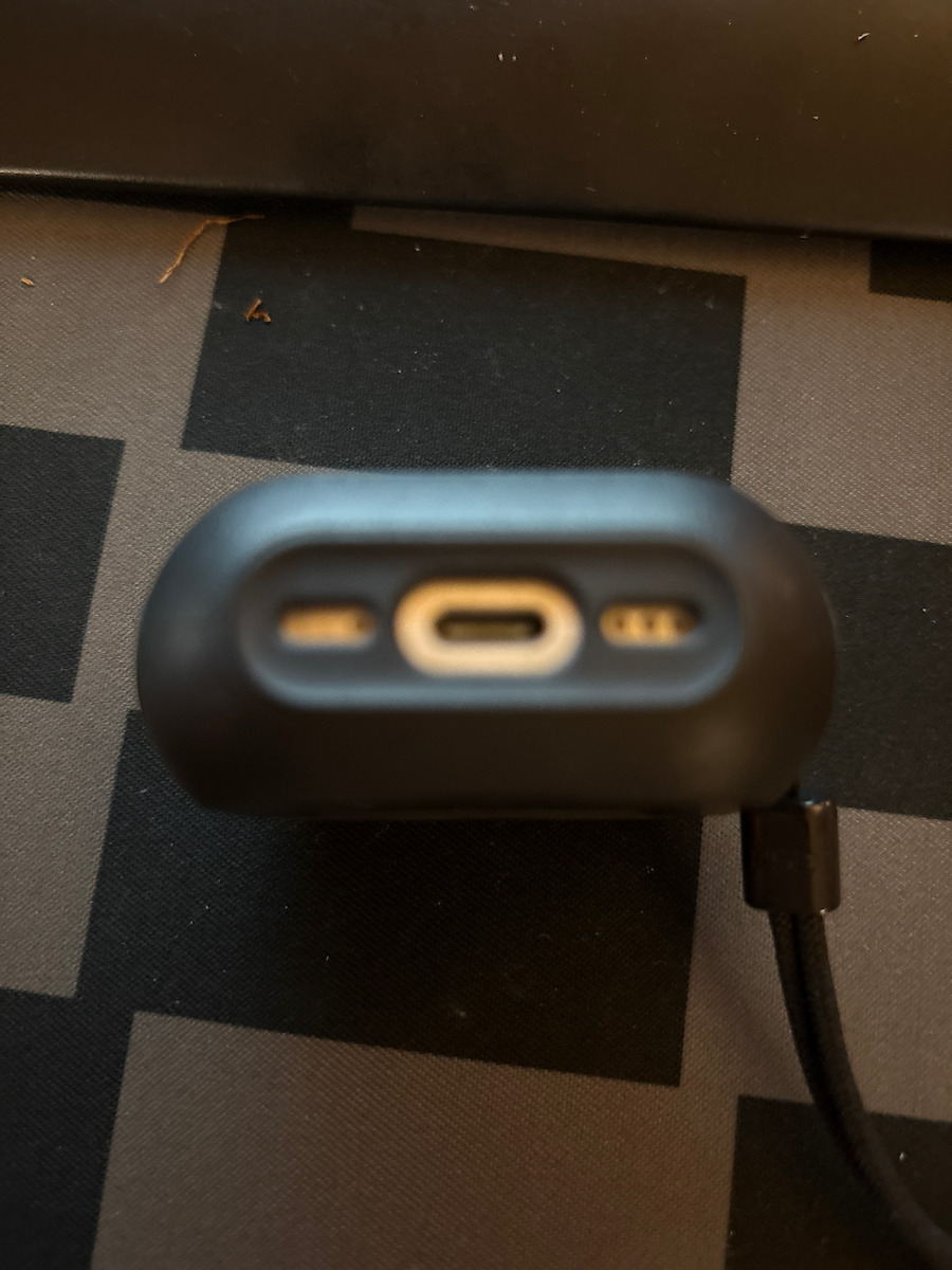 ESR Orbit Halolock Magsafe Hülle Silikon in Blau Farbe für Apple AirPods 4