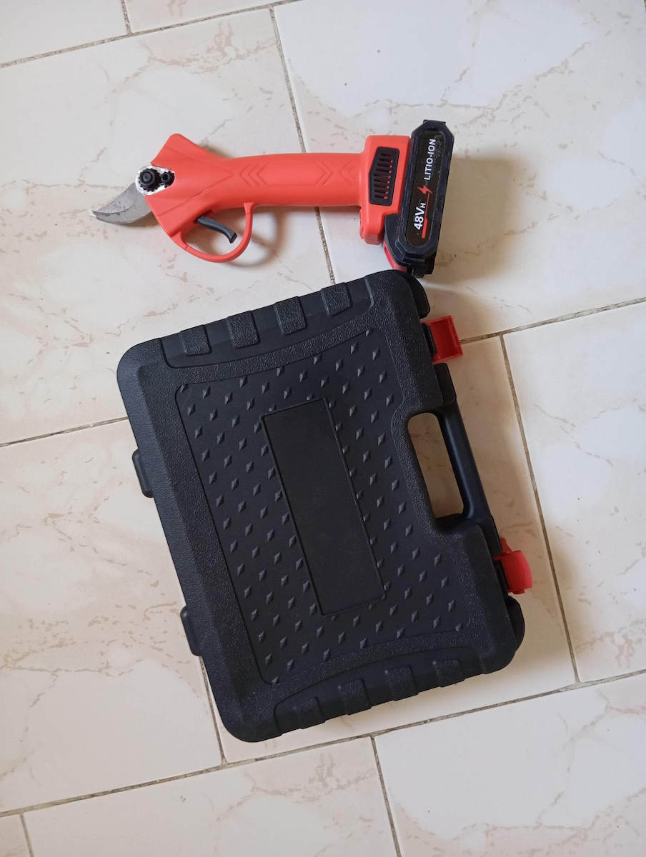 Factory Pruning Shears 48V with 2 Batteries & Maximum Cutting Diameter 25mm in Carrying Case