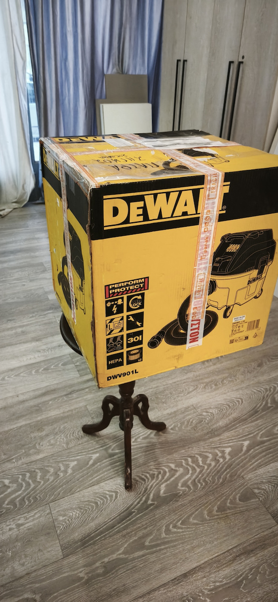 DEWALT Vacuum Wet / Dry 1400W with Plastic Bin 17.5lt