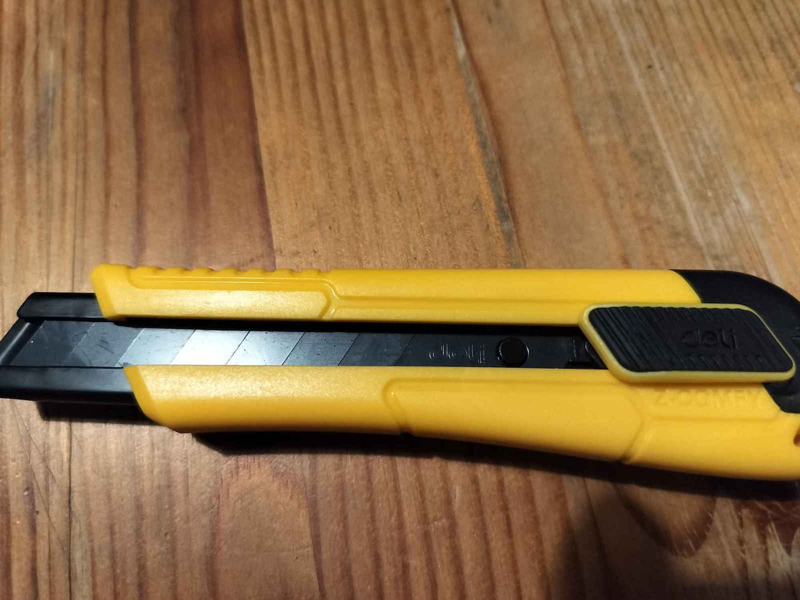 Deli Folding Knife with Blade Width 10mm Blue