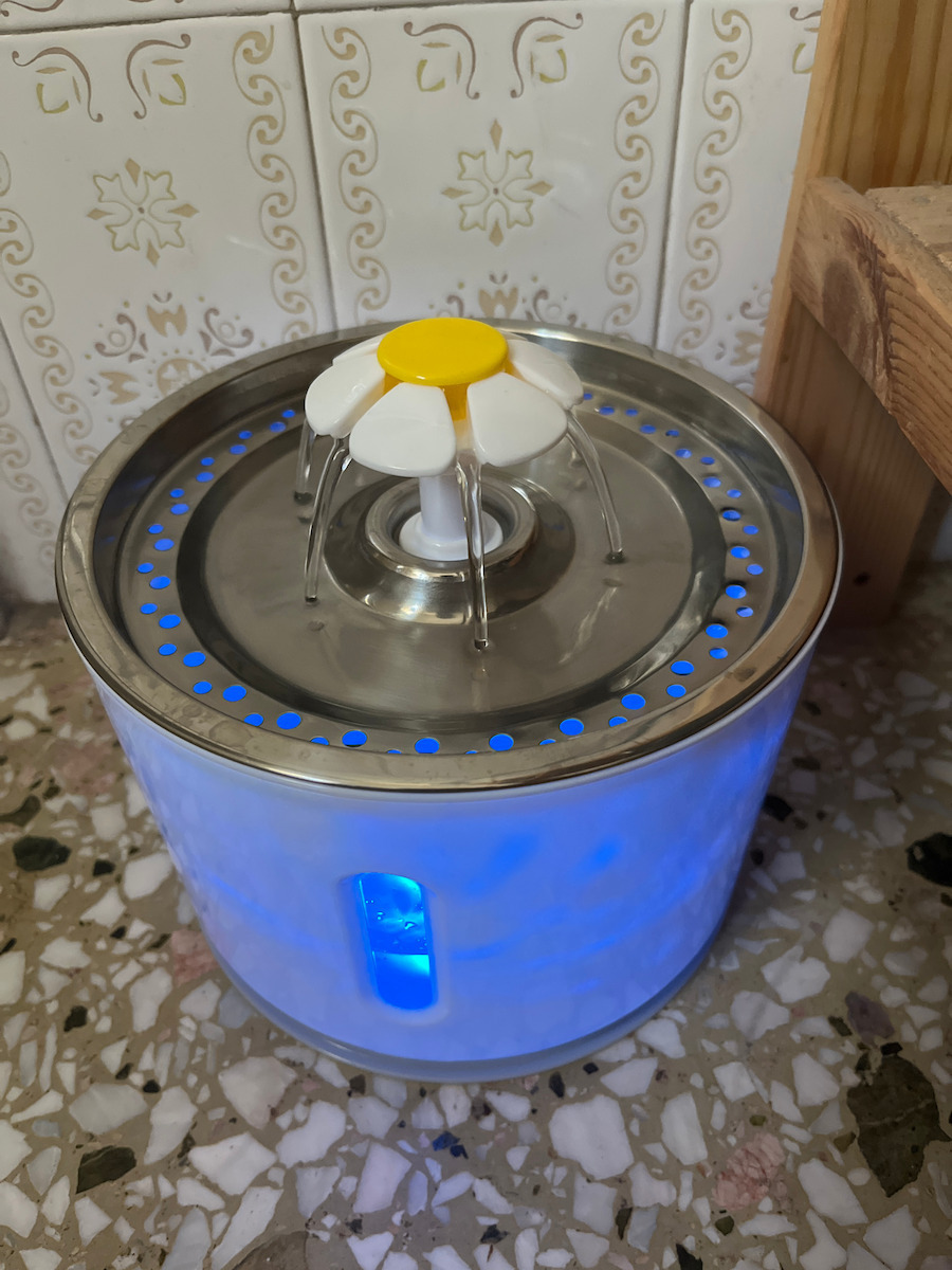 Pet Interest Round Water Fountain Automatic Plastic Waterer / Fountain for Dog & Cat 2.4lt in Blue Color