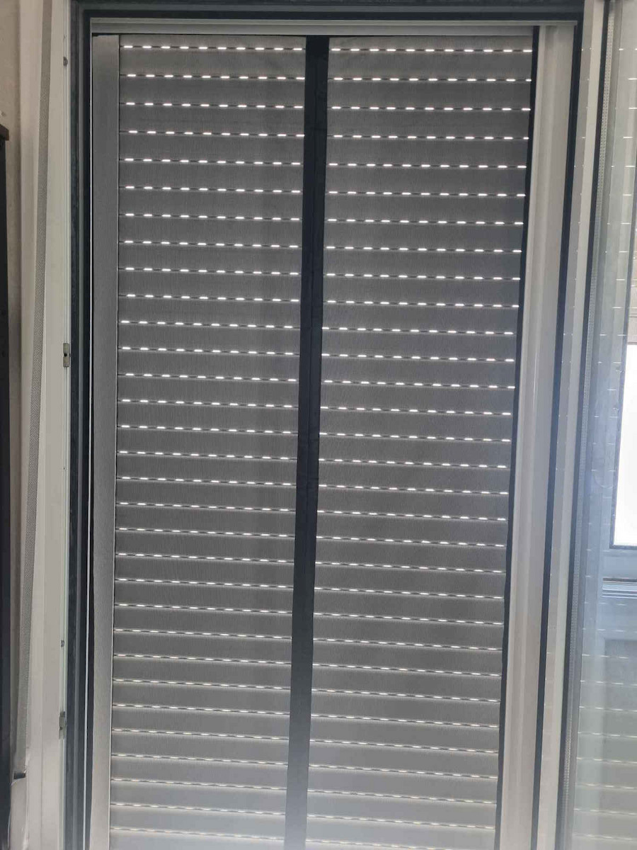 Tesa Moskitonetz Tür mit Klebeband mit Magnetverschluss Graues 200x80cm