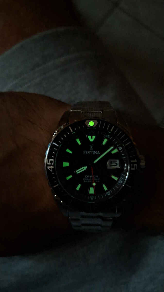 Festina Diver Herrenuhr 42mm Batterie mit Silber Metallarmband