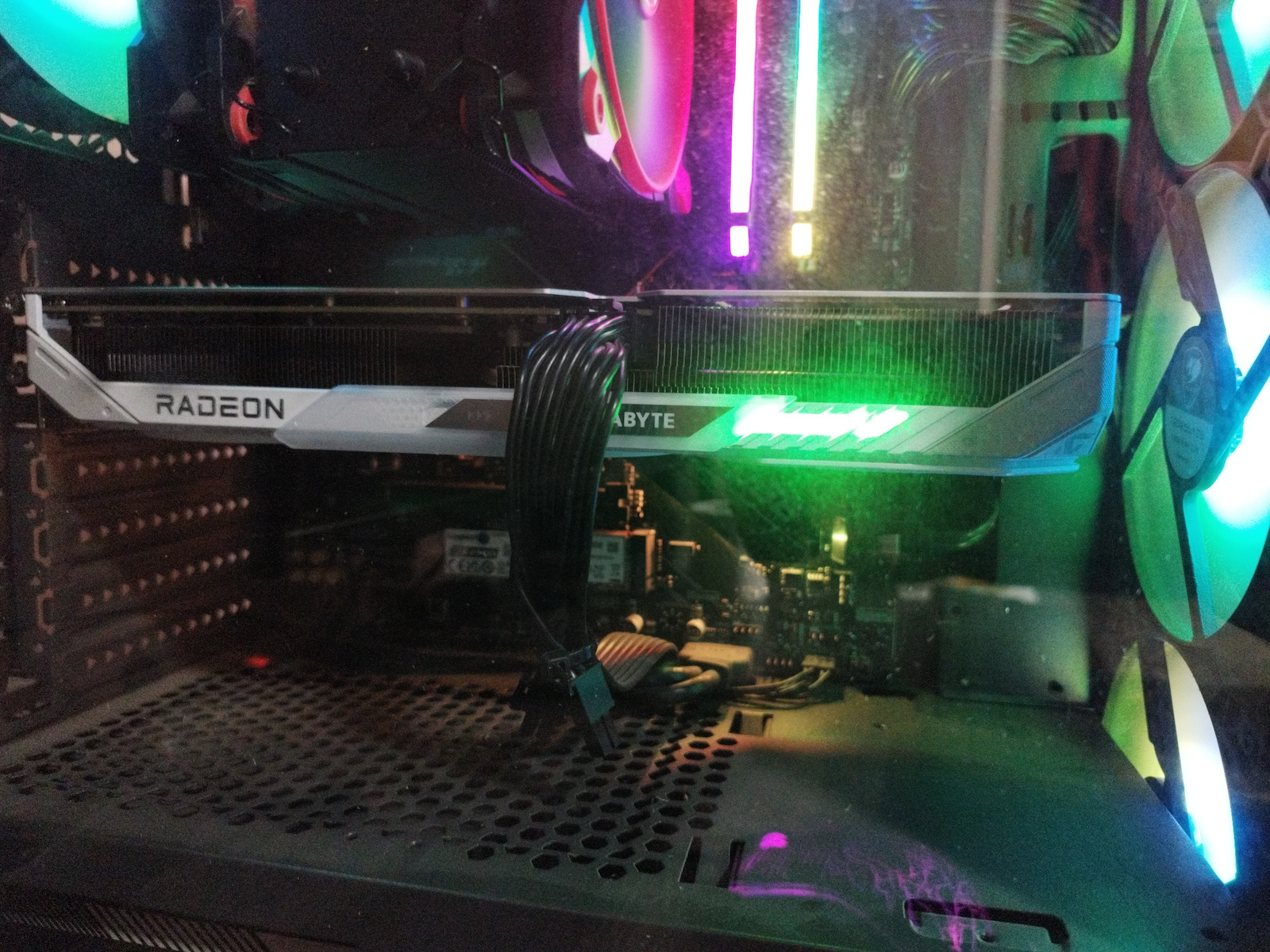 Gigabyte Radeon RX 9060 XT 16GB GDDR6 GAMING OC ICE Placă Grafică