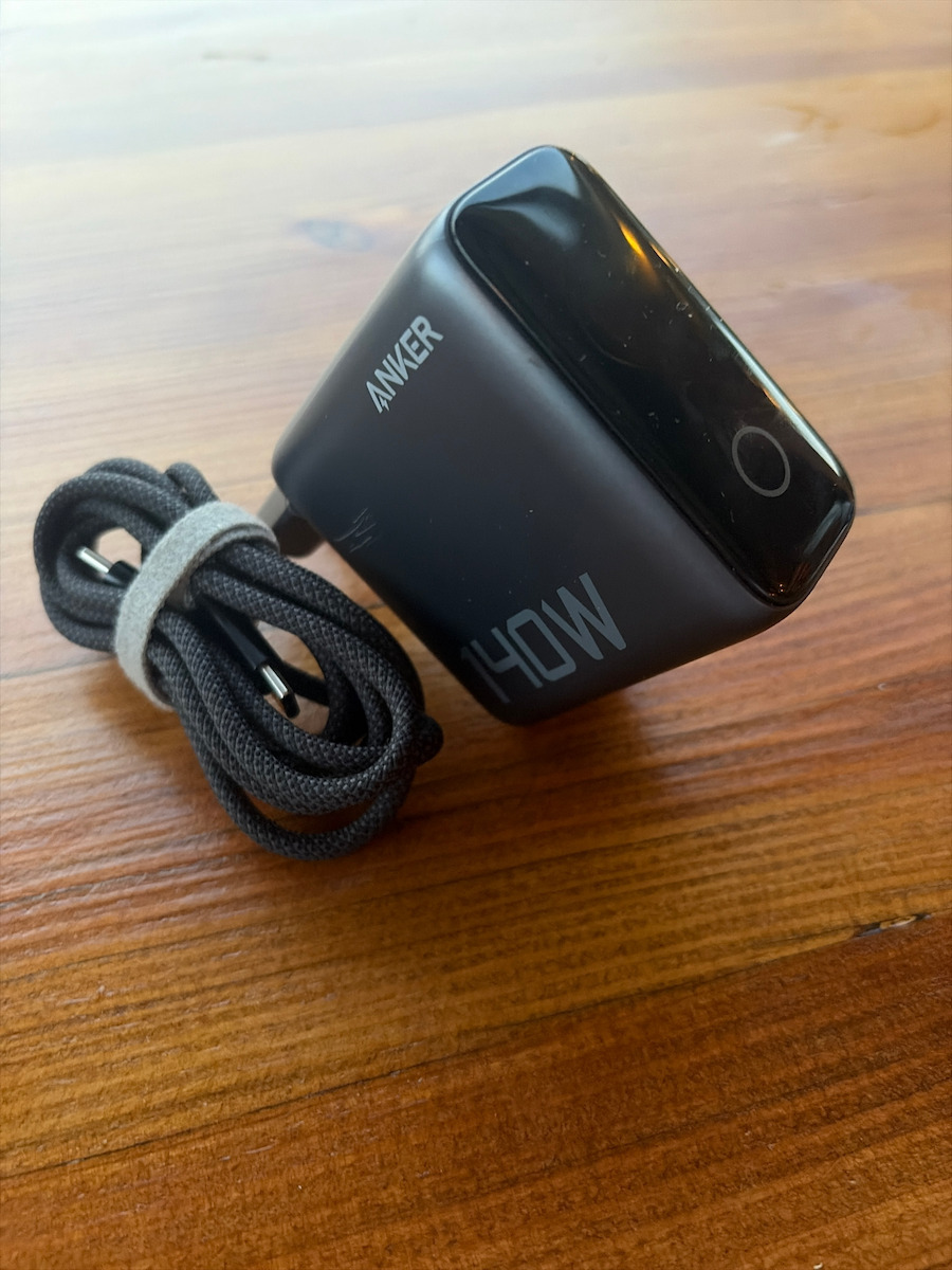 Anker GaN с USB-A порт и 3 USB-C порта и кабел USB-C - USB-C 140W Power Delivery Черен (B2697)