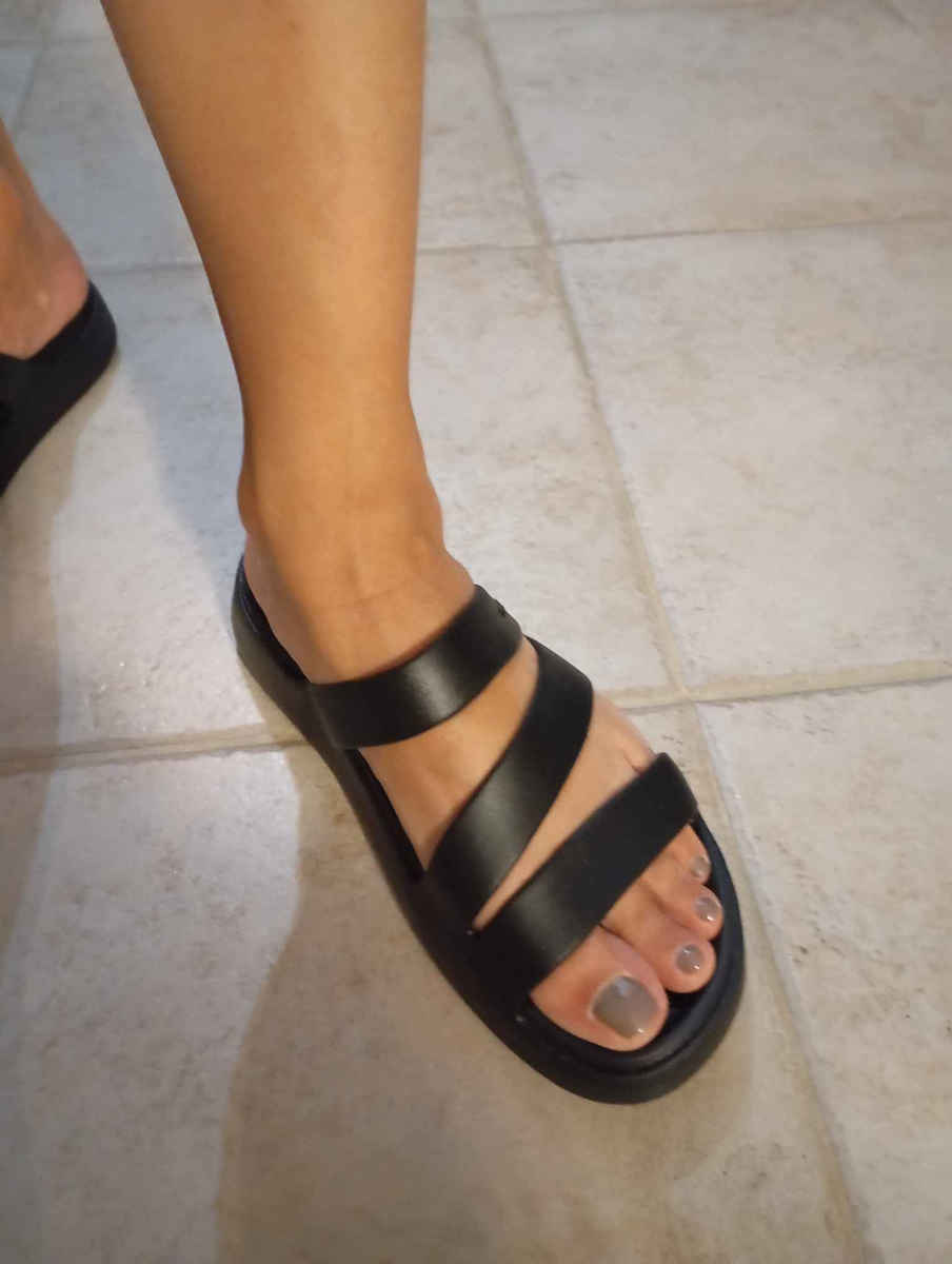 Strappy Flip-Flops in Sandal Style in Beige Colour