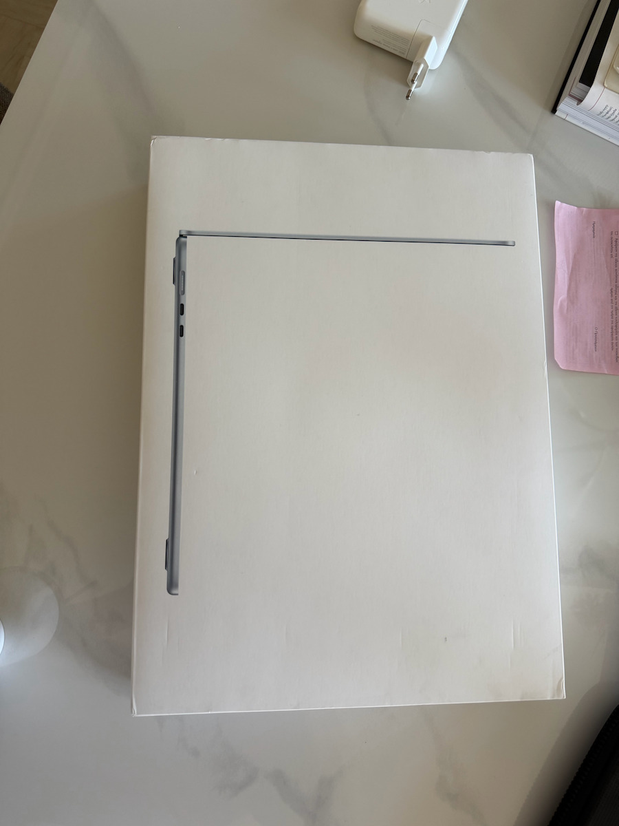 Apple MacBook Air 15.3" IPS Panel Retina Display (M5-10-ядрен/16GB/1TB SSD/10-Core GPU) Сребрист (Английски (САЩ) Клавиатура)