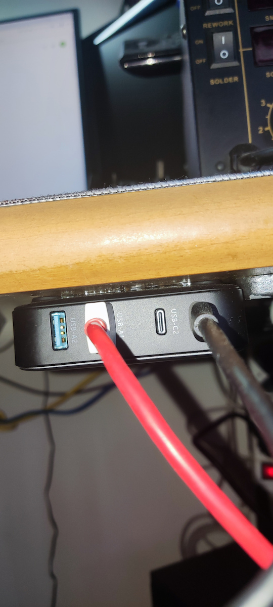 Yenkee Suport de Încărcare cu 2 Porturi USB-A și 2 Porturi USB-C și Cablu USB-C 100W Livrarea energiei / Quick Charge 2.0 / Quick Charge 3.0 / Quick Charge 4+ / Quick Charge 4.0 în culoarea Negru (YAC 4100)