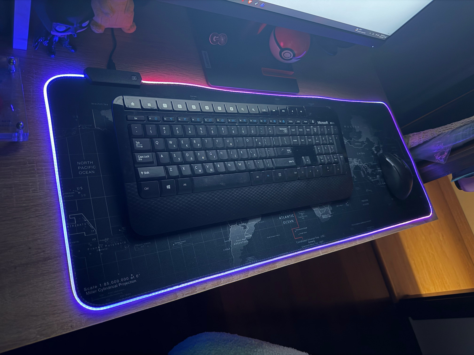 Padea Pentru Mouse Gaming Design Hartă Mondială XXL (800mm) Cu Iluminare RGB Prin USB Neagră ED272