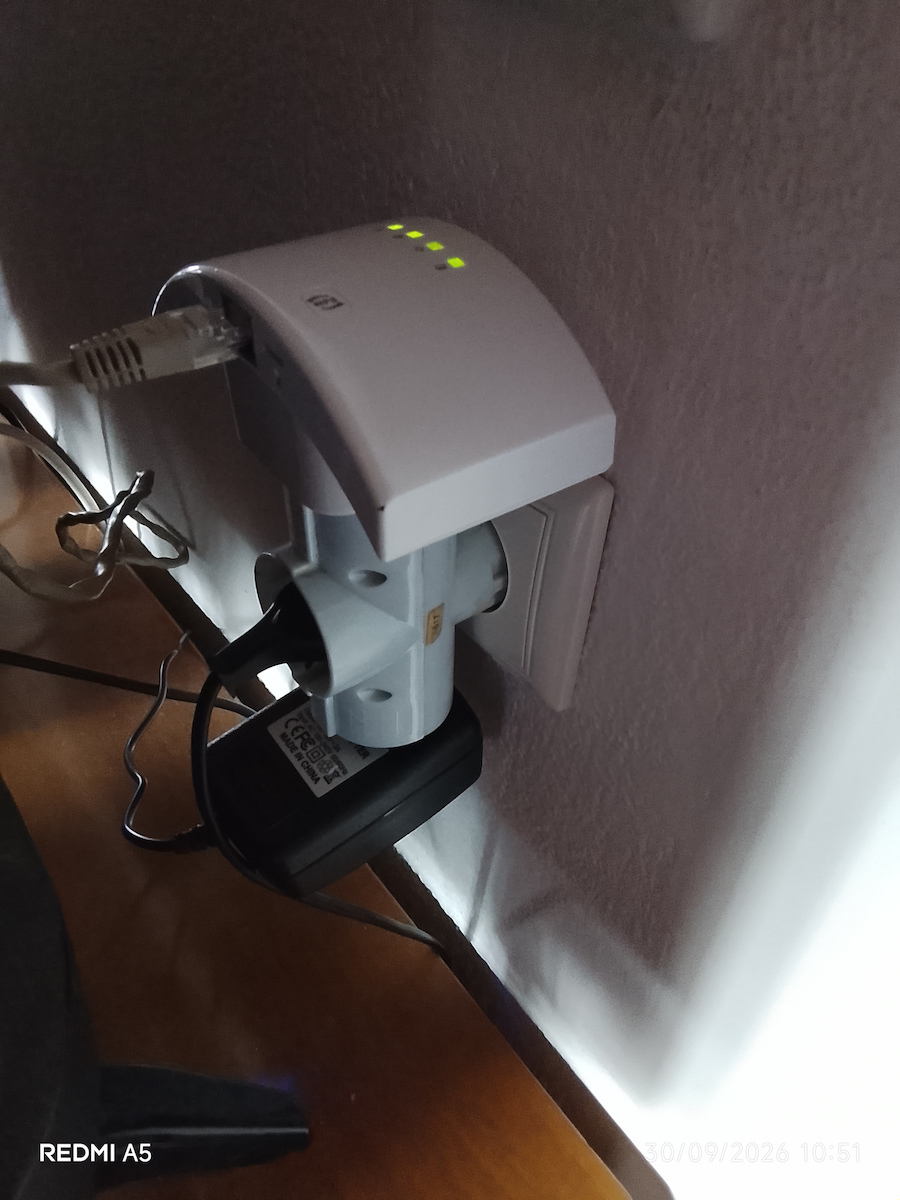 Andowl Q-9D WiFi Extender Single Band (2.4GHz) 900Mbps