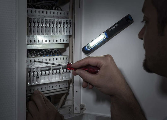 Varta Arbeitslampe Batterie LED IPX4 Doppelte Funktion mit einer Helligkeit von bis zu 40lm Work Flex Pocket Light