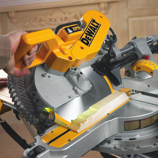 DEWALT Kapp- und Gehrungssäge Elektrisch 1675W Schiebesäge Scheibendurchmesser 305mm