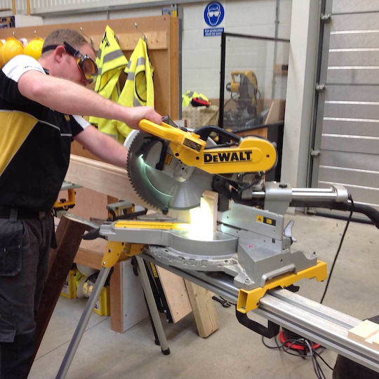 DEWALT Kapp- und Gehrungssäge Elektrisch 1675W Schiebesäge Scheibendurchmesser 305mm