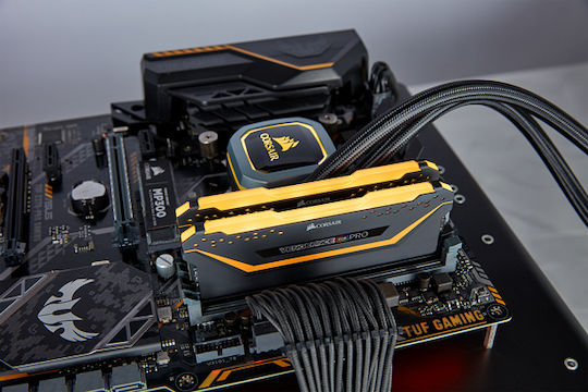 Corsair Vengeance RGB Pro 32GB DDR4 RAM cu 2 module (2x16GB) și
