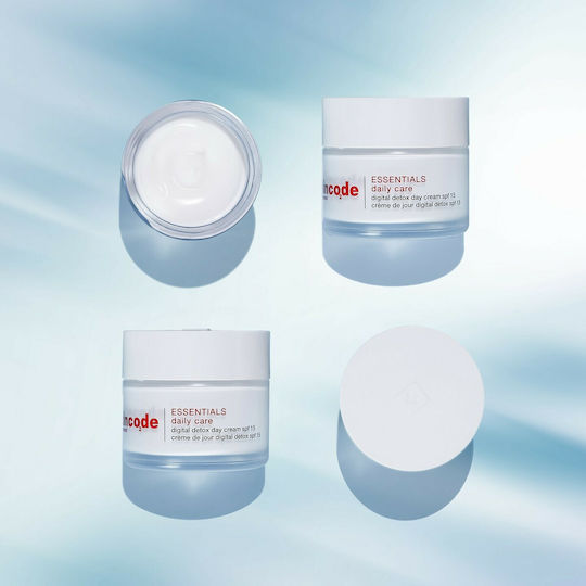 Skincode Essentials Daily Care Дневен Крем за Лице Хидратиращ Оцветен с Слънцезащитен Фактор SPF15 50ml