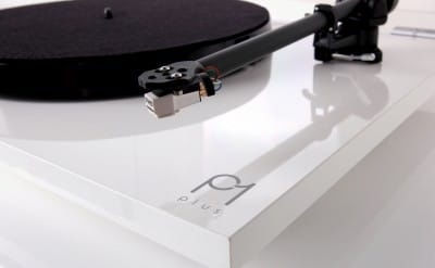 Rega Planar 1 Plus Грамофон с Предусилвател Бял