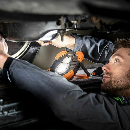 Neo Tools Arbeitsbeleuchtung Wiederaufladbar LED IP44 mit einer Helligkeit von bis zu 250lm