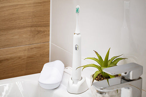Camry Electric Toothbrush with Travel Case CR2173 White
