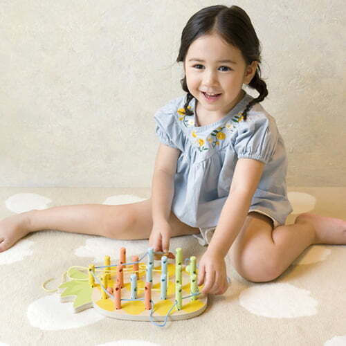 Classic World Lacing Toy Game Pineapple Linking made of Wood for 36++ Months