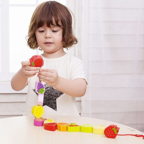 Classic World Spiel mit Schnüren Fruit Beads aus Holz mit Musik für 18++ Monate