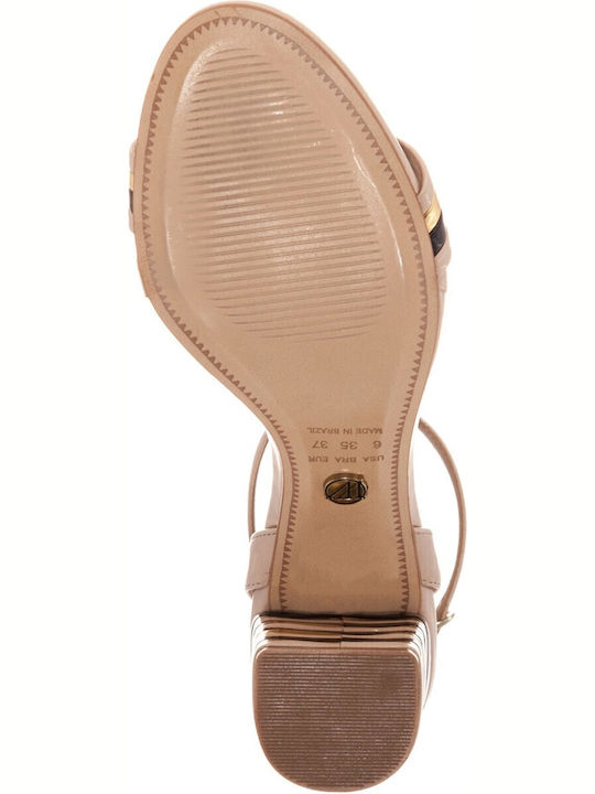 Sandalen aus Lackleder Beige