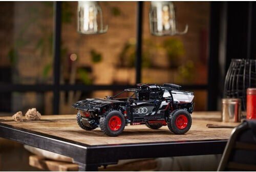 LEGO Technic Audi RS Q e-tron Pentru 10+ Ani 914 Bucăți