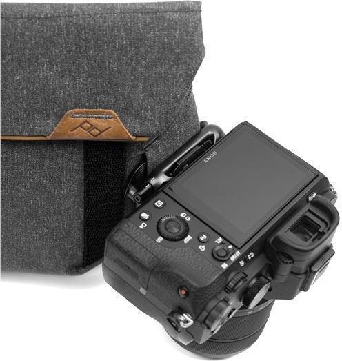 Peak Design Чантичка за Фотоапарат Field V2 в Сив Цвят