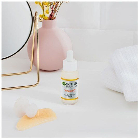 Garnier Skinactive Vitamin C Glow Booster Προσώπου με Βιταμίνη C & Νιασιναμίδη για Λάμψη & Πανάδες 30ml