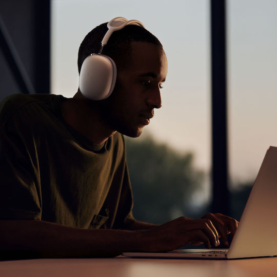 Apple AirPods Max Lightning Wireless / Wired Over Ear Headphones with 20 hours of Operation Sky Blue