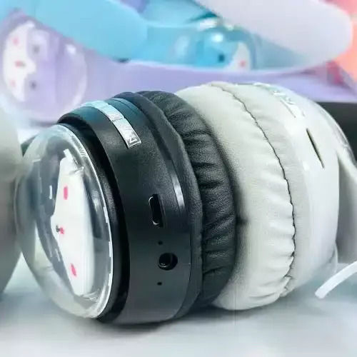 Cat Wireless / Wired On Ear Headphones with 6 hours of Operation Light Blue