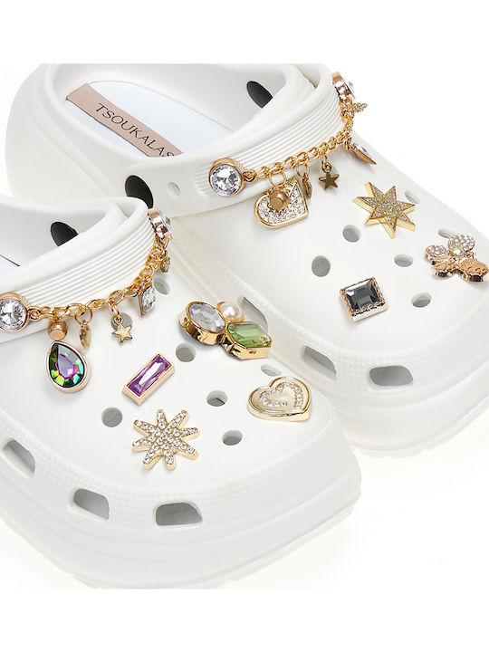 Weiße Clogs mit goldener Zierkette