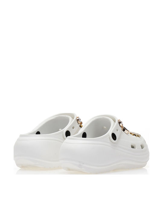 Weiße Clogs mit goldener Zierkette