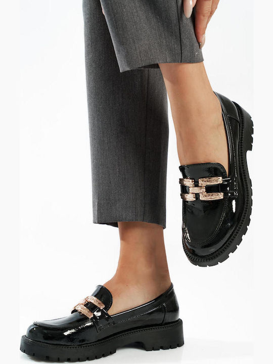 Schwarze griechische Loafer mit gehämmerter Verzierung