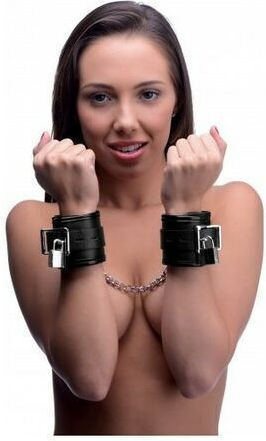 XR Frisky Locking Padded Wrist Cuffs With Chain Handschellen in Schwarz Farbe